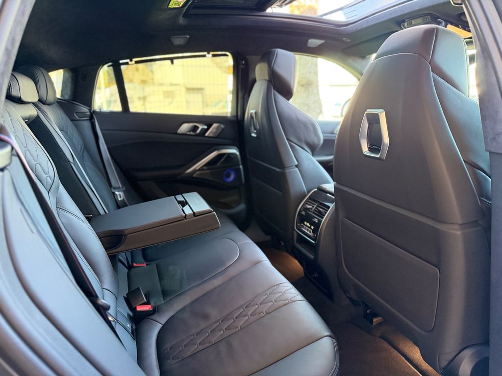 BMW X6 M60i/B&W/M-Paket Pro/Sky-Lounge/S-Belüftung BMW X6 M60i/B&W/M-Paket Pro/Sky-Lounge/S-Belüftung