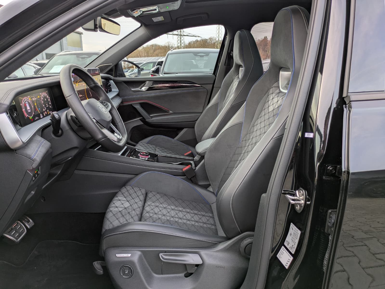 Fahrzeugabbildung Volkswagen Tayron 2.0 TDI 4M R-Line 7Si*MATRIX*AHK*PANO*HUD