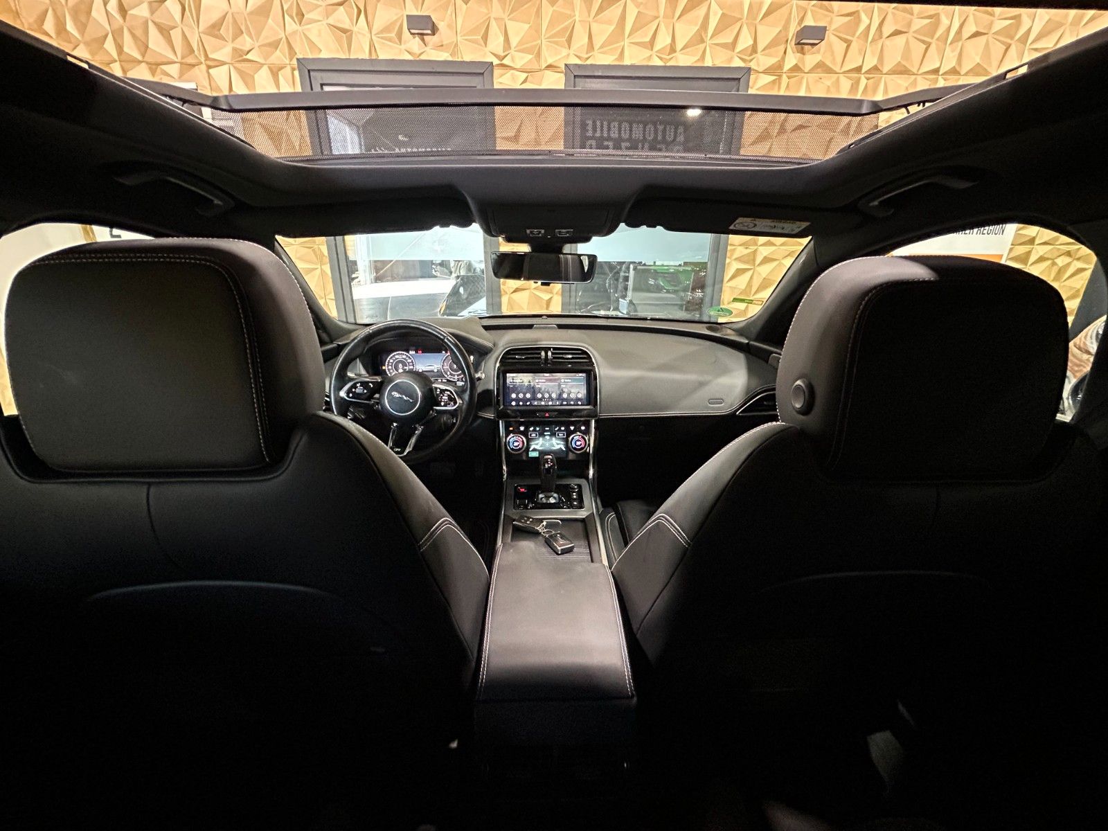 Fahrzeugabbildung Jaguar XE R-Dynamic SE AWD/HEAD-UP/KAMERA/NAVI/APPLE