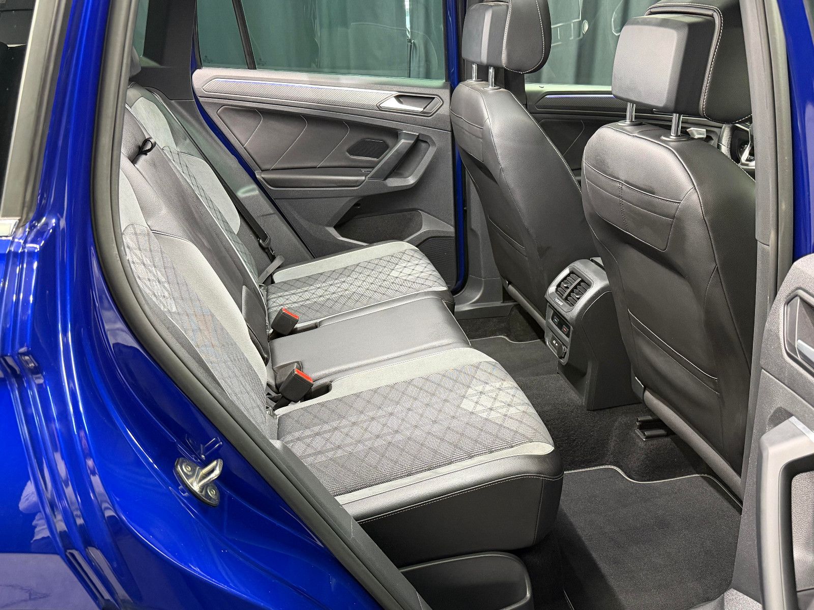 Fahrzeugabbildung Volkswagen Volkswagen Tiguan R-Line 4Motion|MATRIX|PANO|AHK