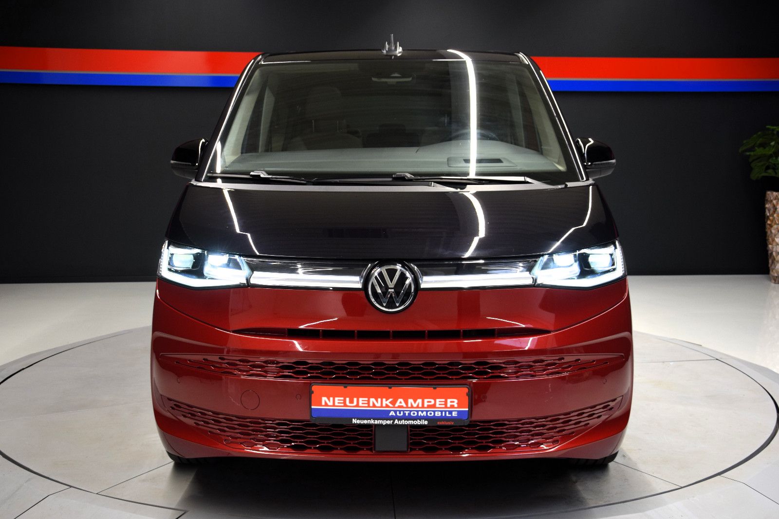 Fahrzeugabbildung Volkswagen T7 Multivan BiCol. rot/schwarz Pano HuD ACC AHK