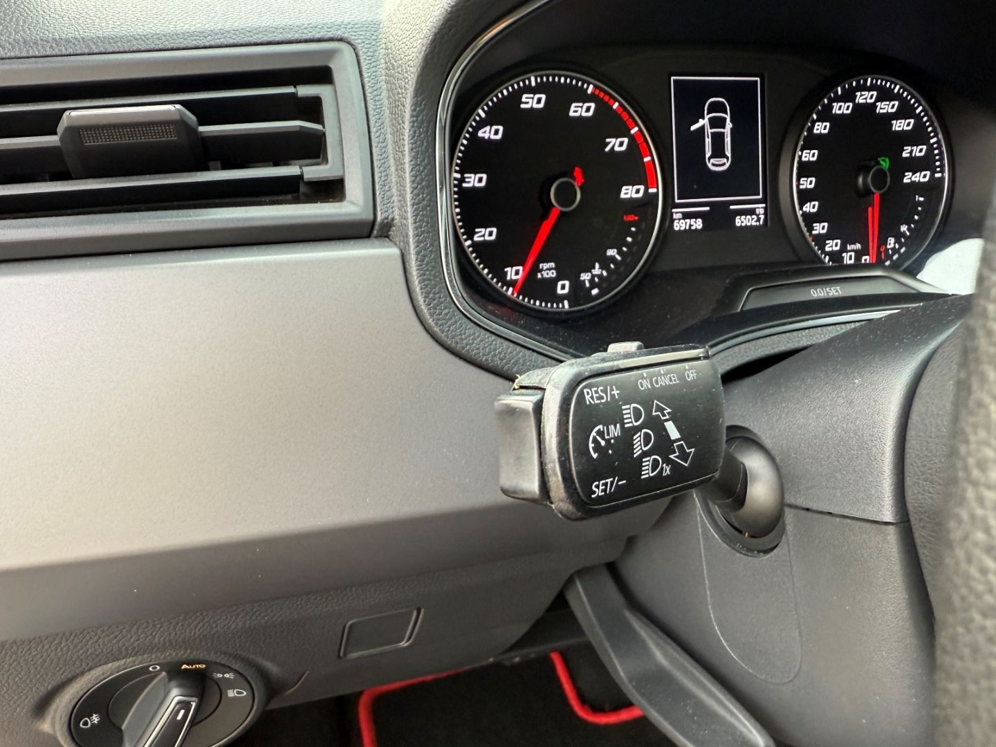 Fahrzeugabbildung SEAT Ibiza Style LED Mehrzonenklima SHZ Carplay Berg