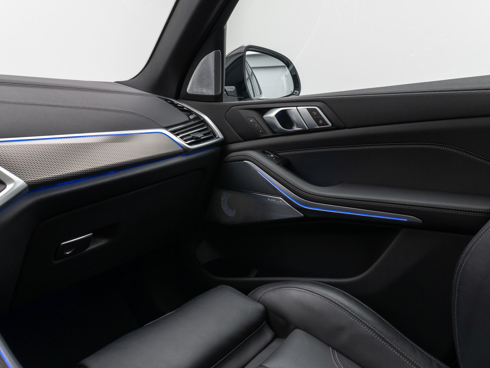 Fahrzeugabbildung BMW X5 xD30d M Sport Panorama Laser 360°HUD DAB B&W