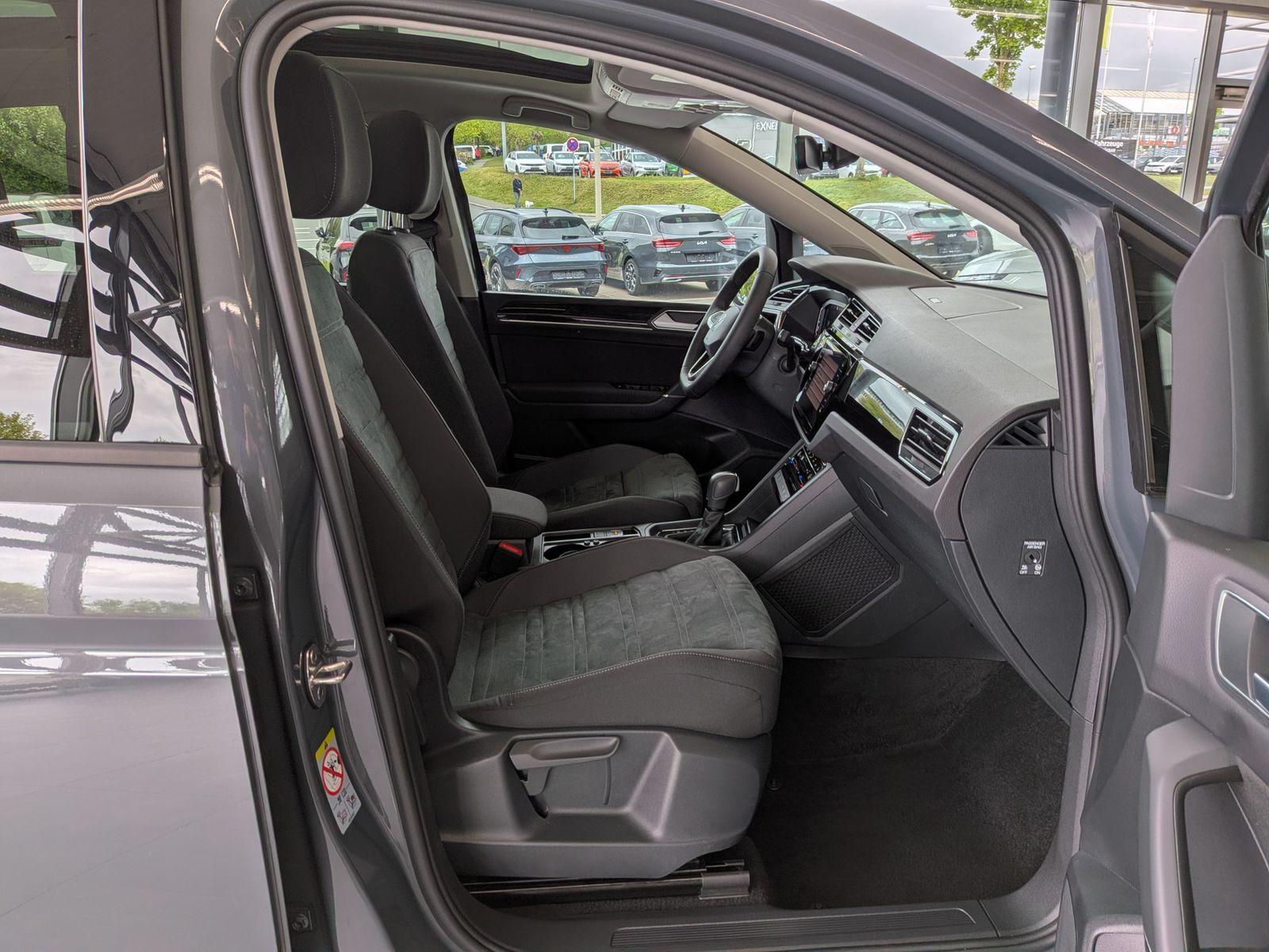 Fahrzeugabbildung Volkswagen Touran 2.0 DSG R-Line High Pano 7-Si IQ AHK VOLL