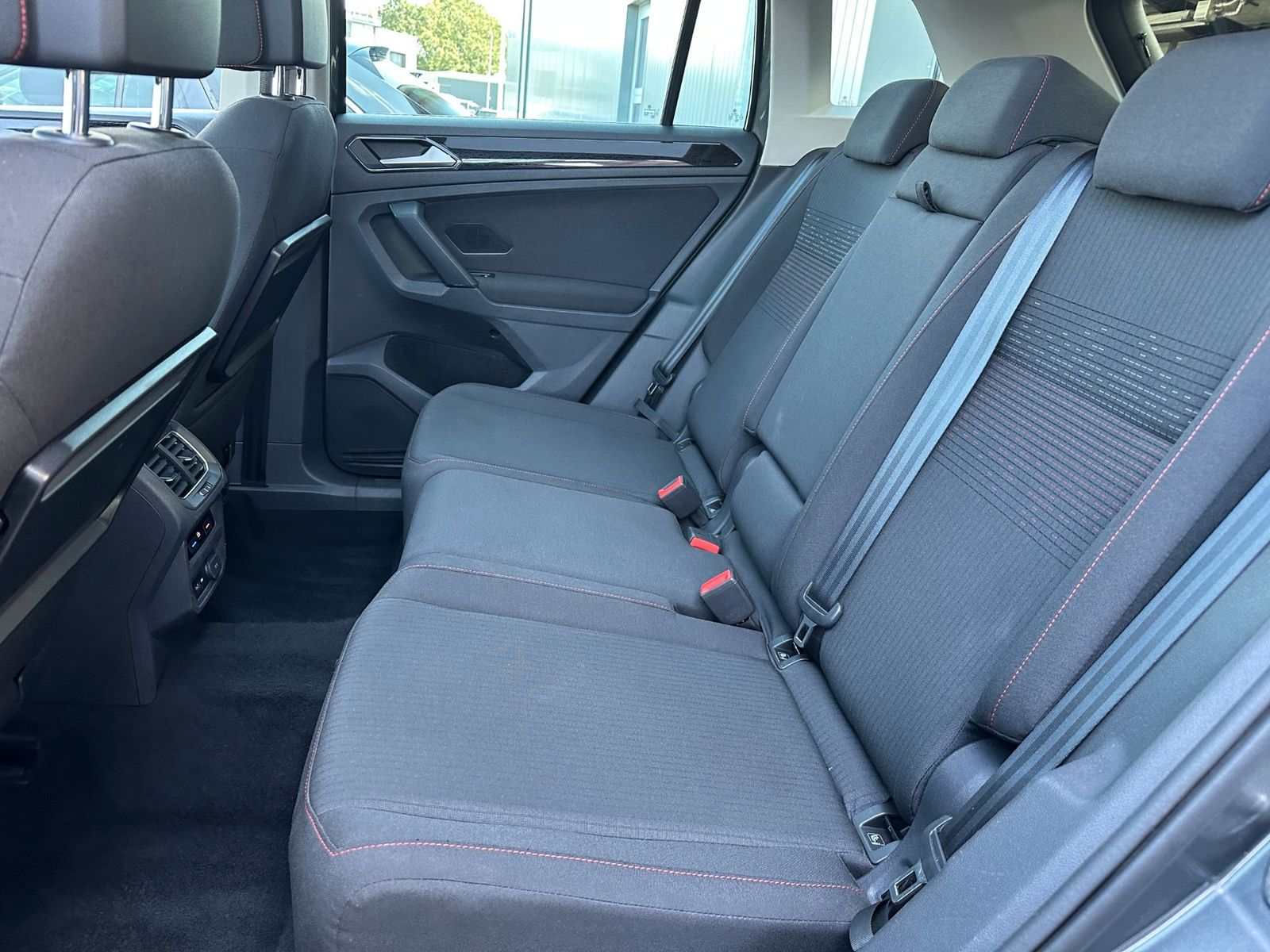 Fahrzeugabbildung Volkswagen Tiguan 2.0 TDI DSG 4M Sound NAV+LED+AHK+PANORAMA
