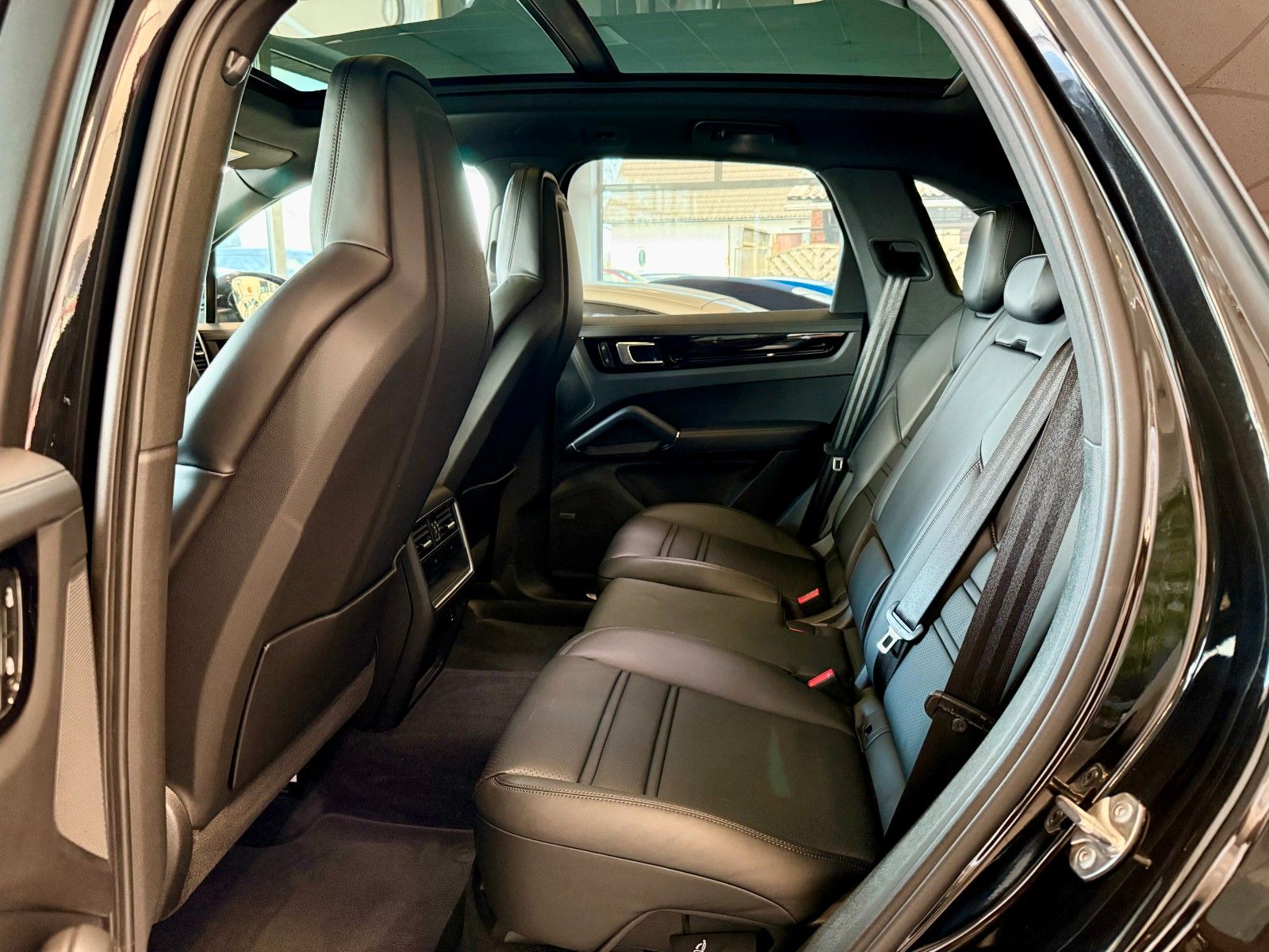 Fahrzeugabbildung Porsche Cayenne E-Hybrid Panorama/Luftfederung/ACC