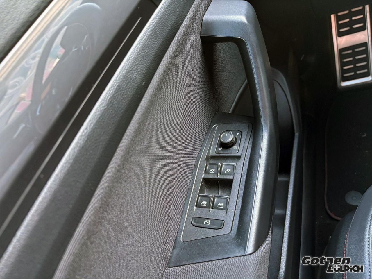 Fahrzeugabbildung Volkswagen T-Roc Sport 1,5TSI Navi LED PDC ACC Winterpaket