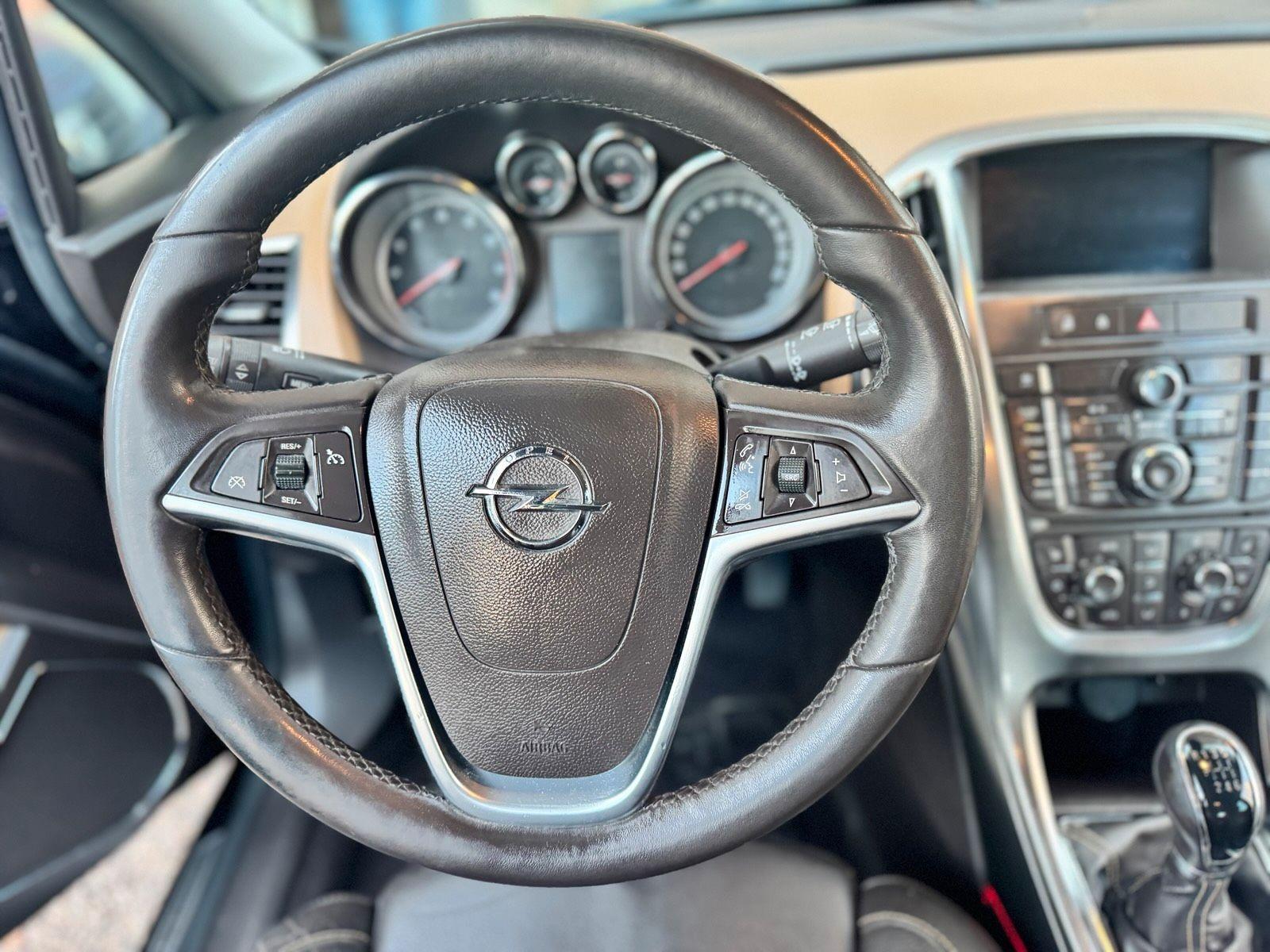 Opel Astra 2011 — photo 10