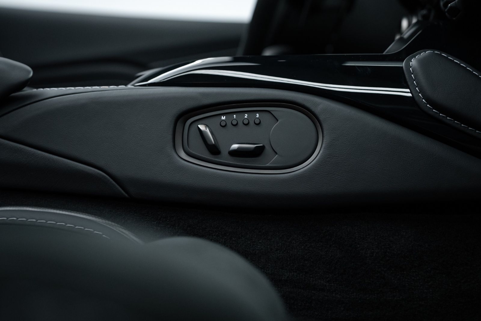 Fahrzeugabbildung Aston Martin V12 Vantage Roadster TOP GEPFLEGT/CARBON SEAT