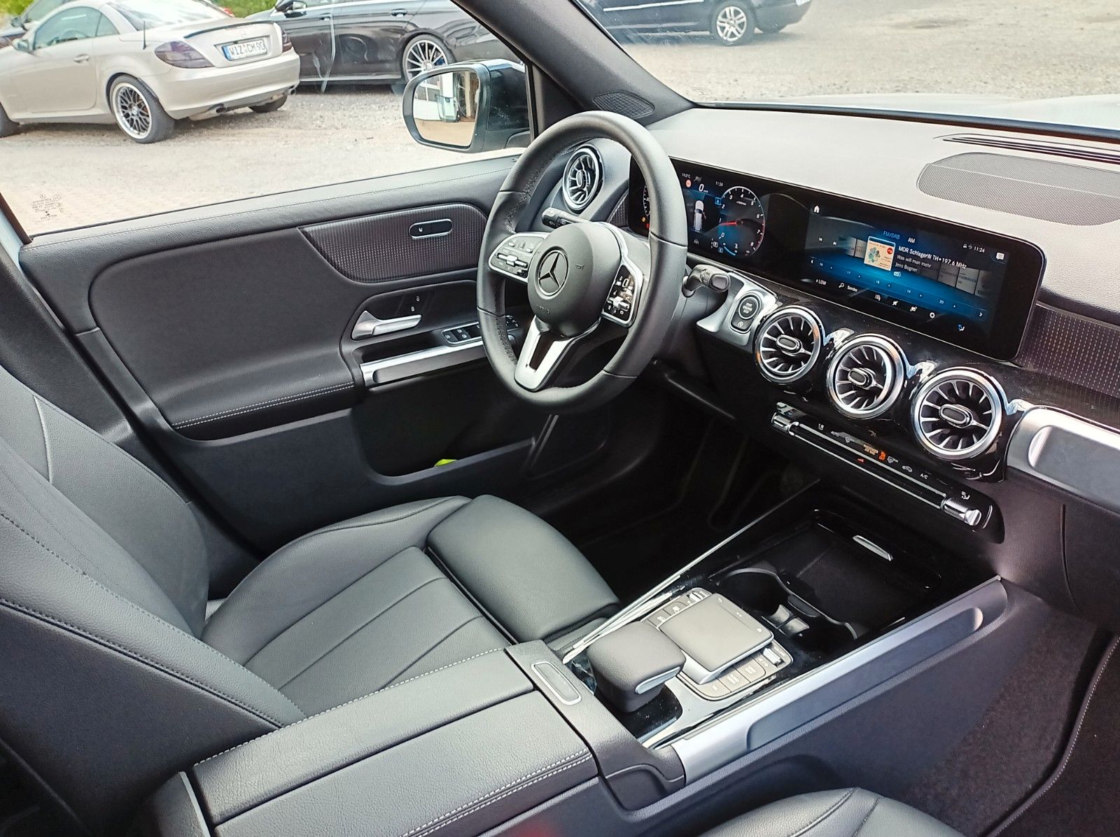 Fahrzeugabbildung Mercedes-Benz GLB 200+DISTRONICPLUS+PANO+AHK+SH+NIGHTPAKET++++