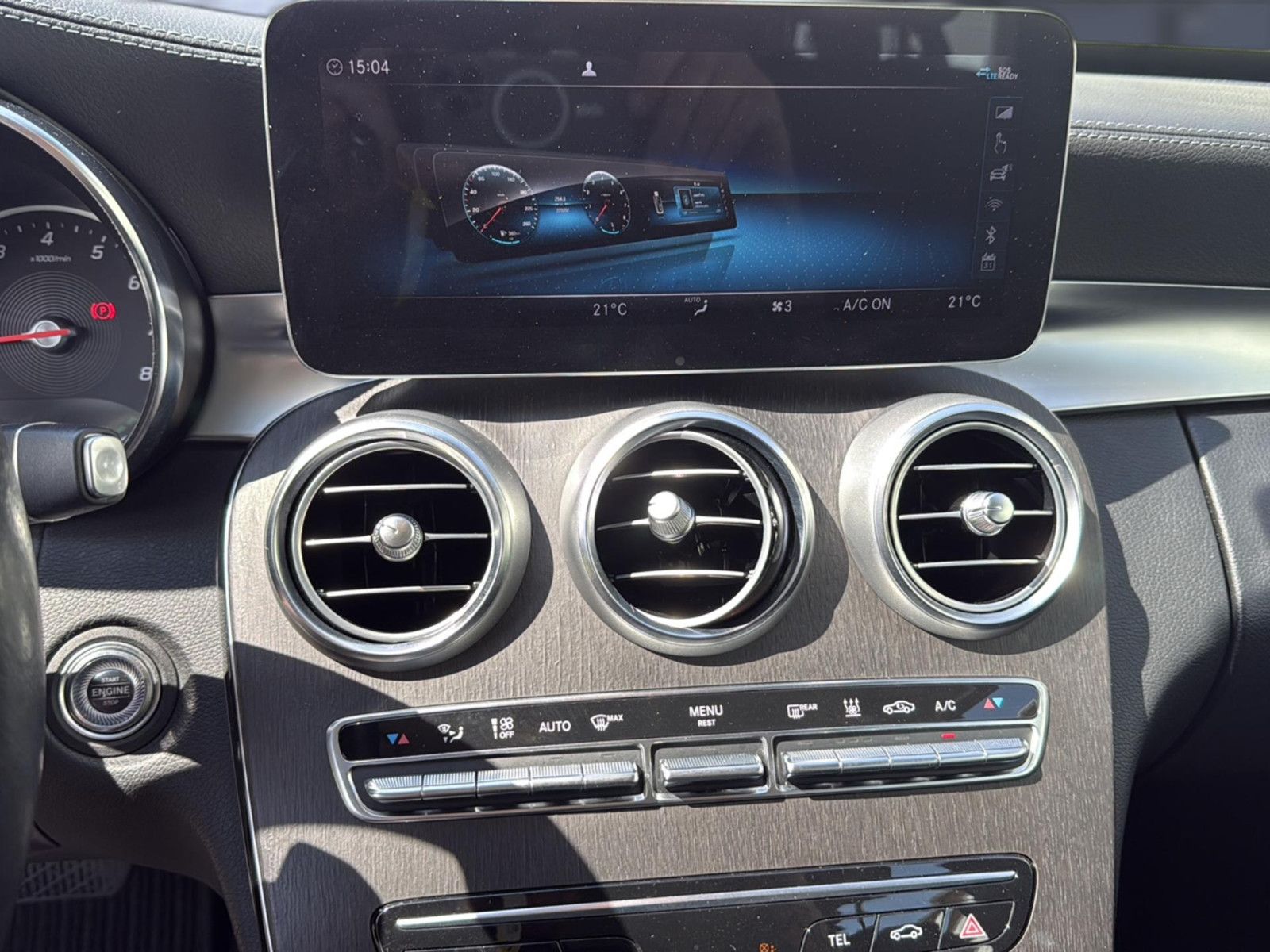 Fahrzeugabbildung Mercedes-Benz C 300 e T-Modell / unfallfrei/ AMG Line