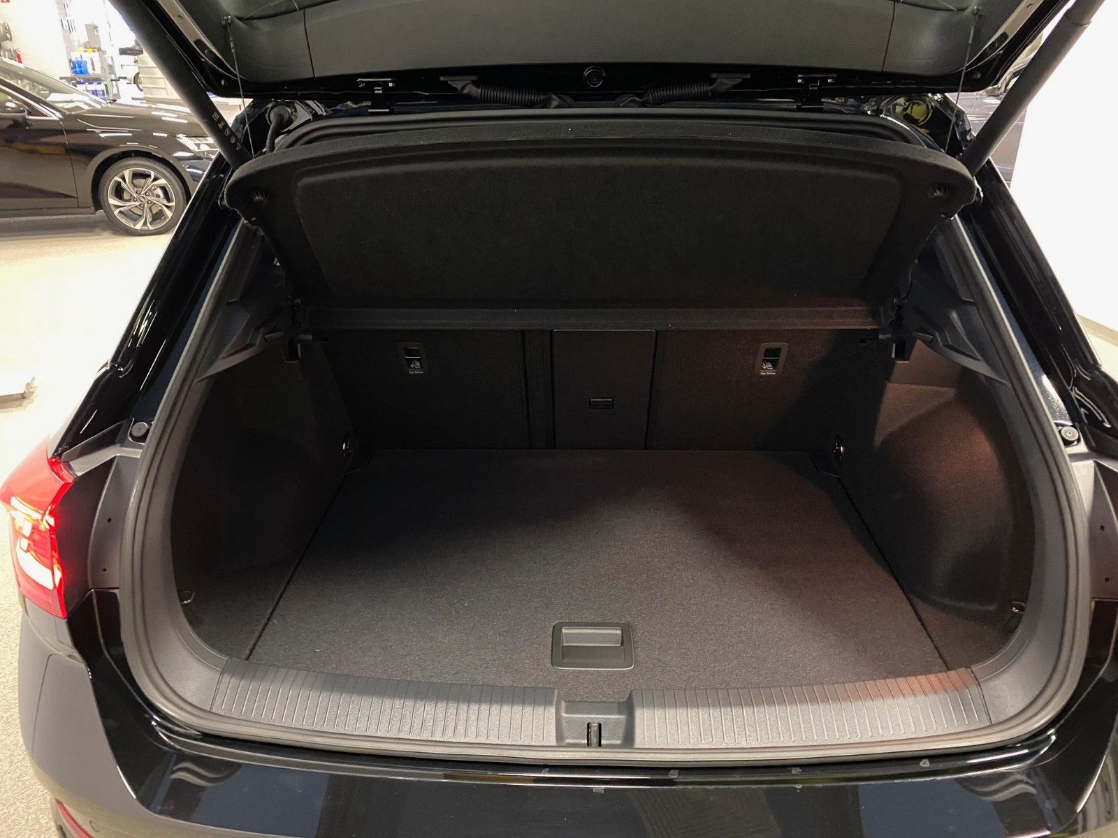 Fahrzeugabbildung Volkswagen T-Roc 1.5 TSI DSG+STYLE+PANORAMA+19"+ACC+MATRIX+