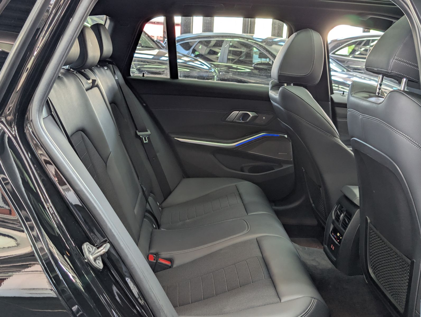Fahrzeugabbildung BMW 320 i Sport Line Shadow H&K PANO ACC LEDER KAM