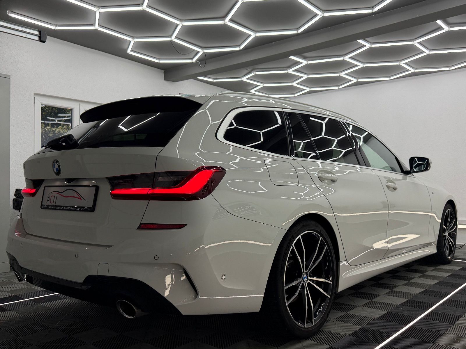 Fahrzeugabbildung BMW 320 d M SPORT/LIVE COCKPIT/MEMORY/HuD/AHK/LASER