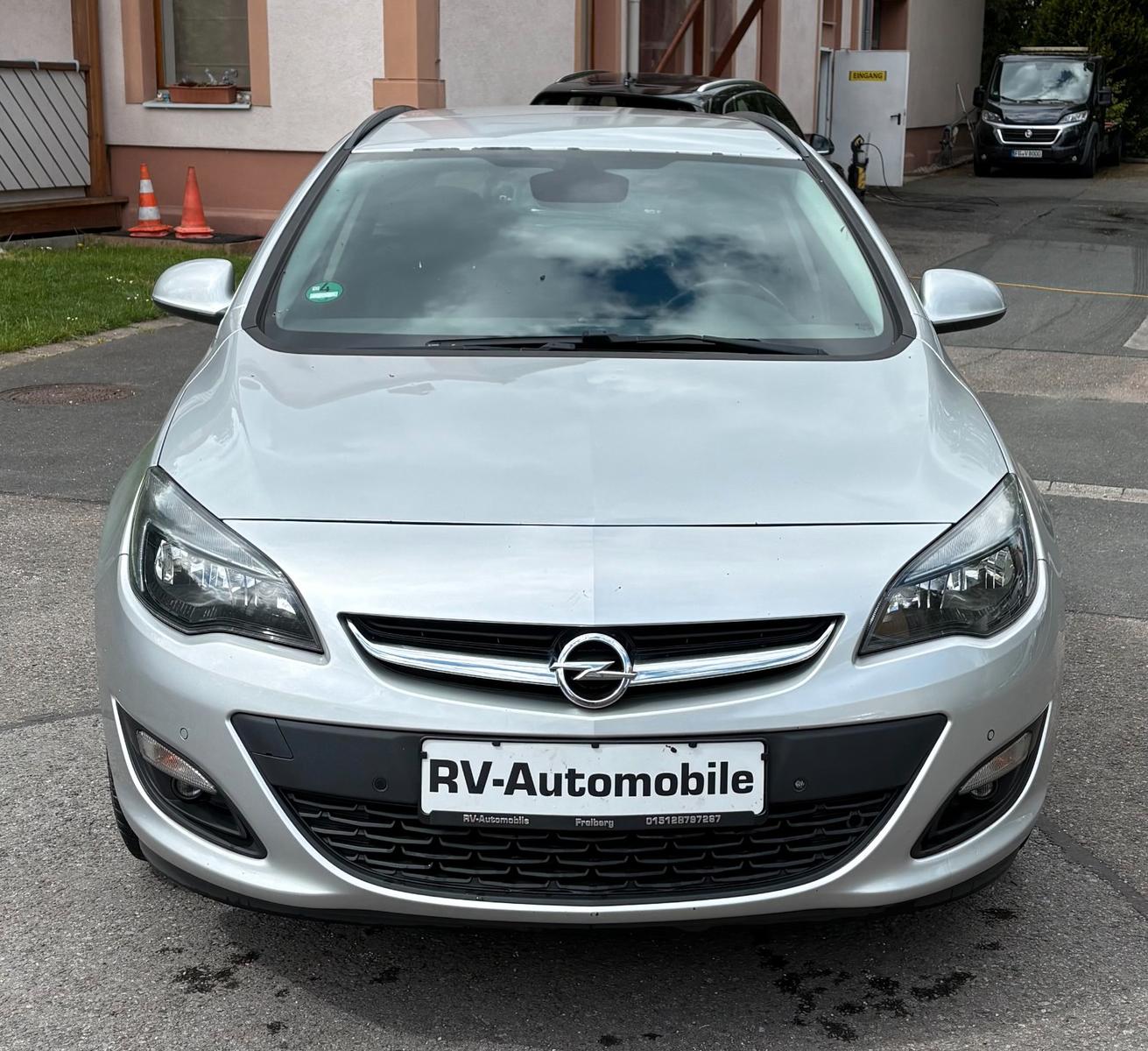 Opel Astra 2015 — rear view