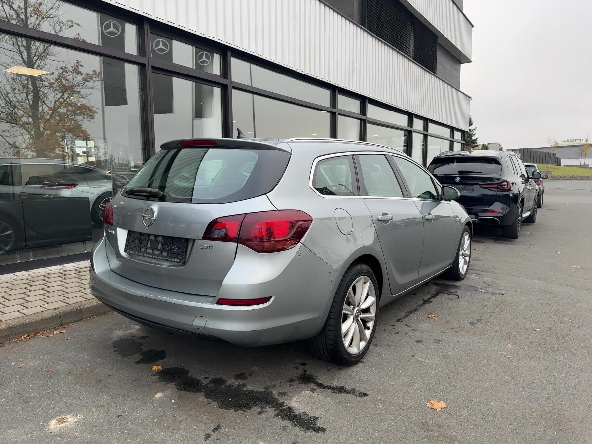 Opel Astra 2011 — салон
