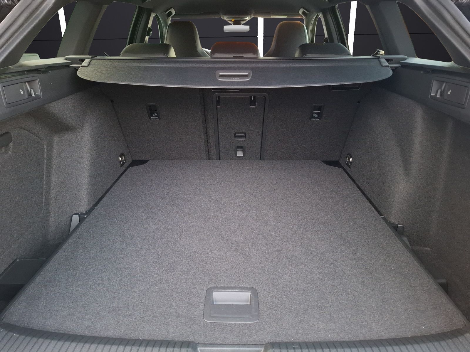 Fahrzeugabbildung Volkswagen Golf VIII Variant TSI R-Line Matrix Navi AID ACC