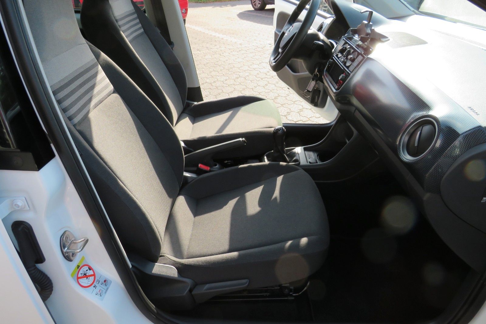 Fahrzeugabbildung Volkswagen up!  SITZHEIZUNG KLIMA 4-TÜREN NEBEL GJ 1.H