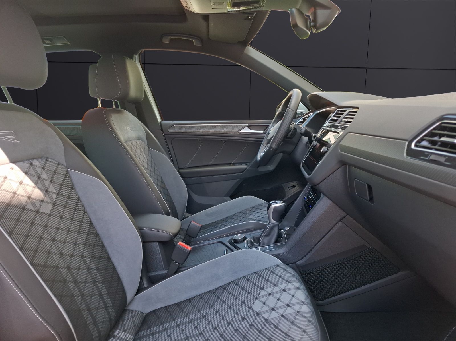 Fahrzeugabbildung Volkswagen Tiguan TSI R-Line DSG 4M STH Matrix AHK Navi Pan