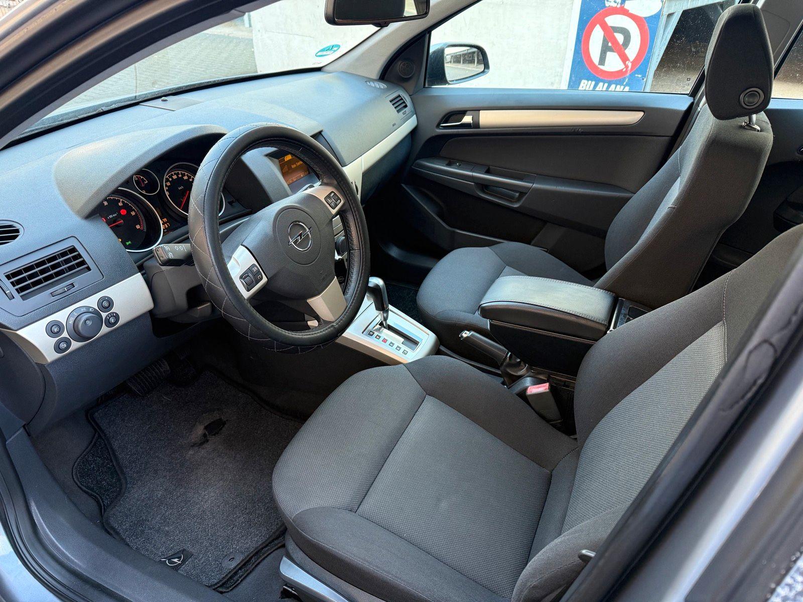 Opel Astra 2007 — interior
