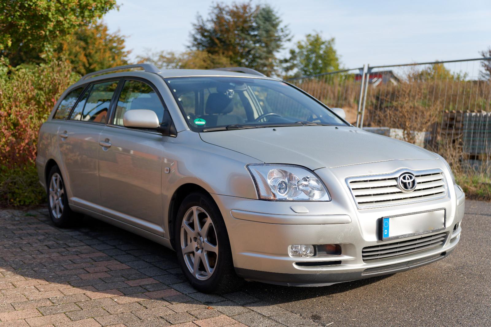 Toyota Avensis 2005 — вигляд ззаду