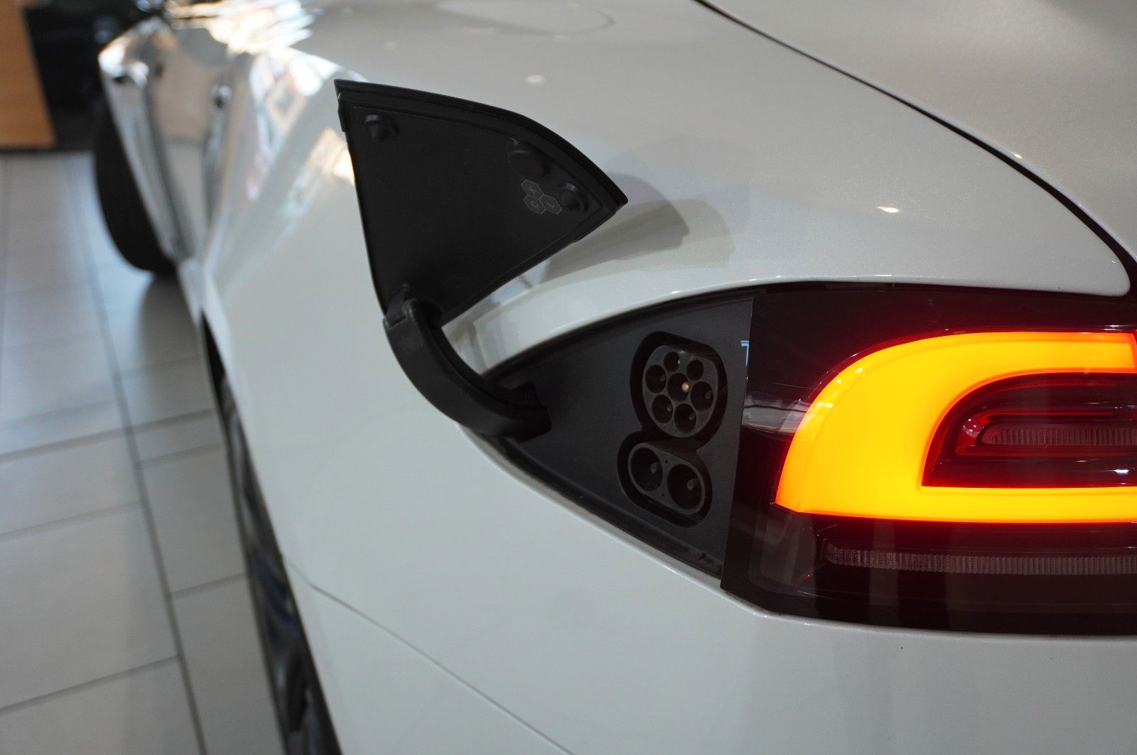 Fahrzeugabbildung Tesla Model S DUAL-MOTOR LONGRANGE NAVI/AMD/YOKE/LEDER