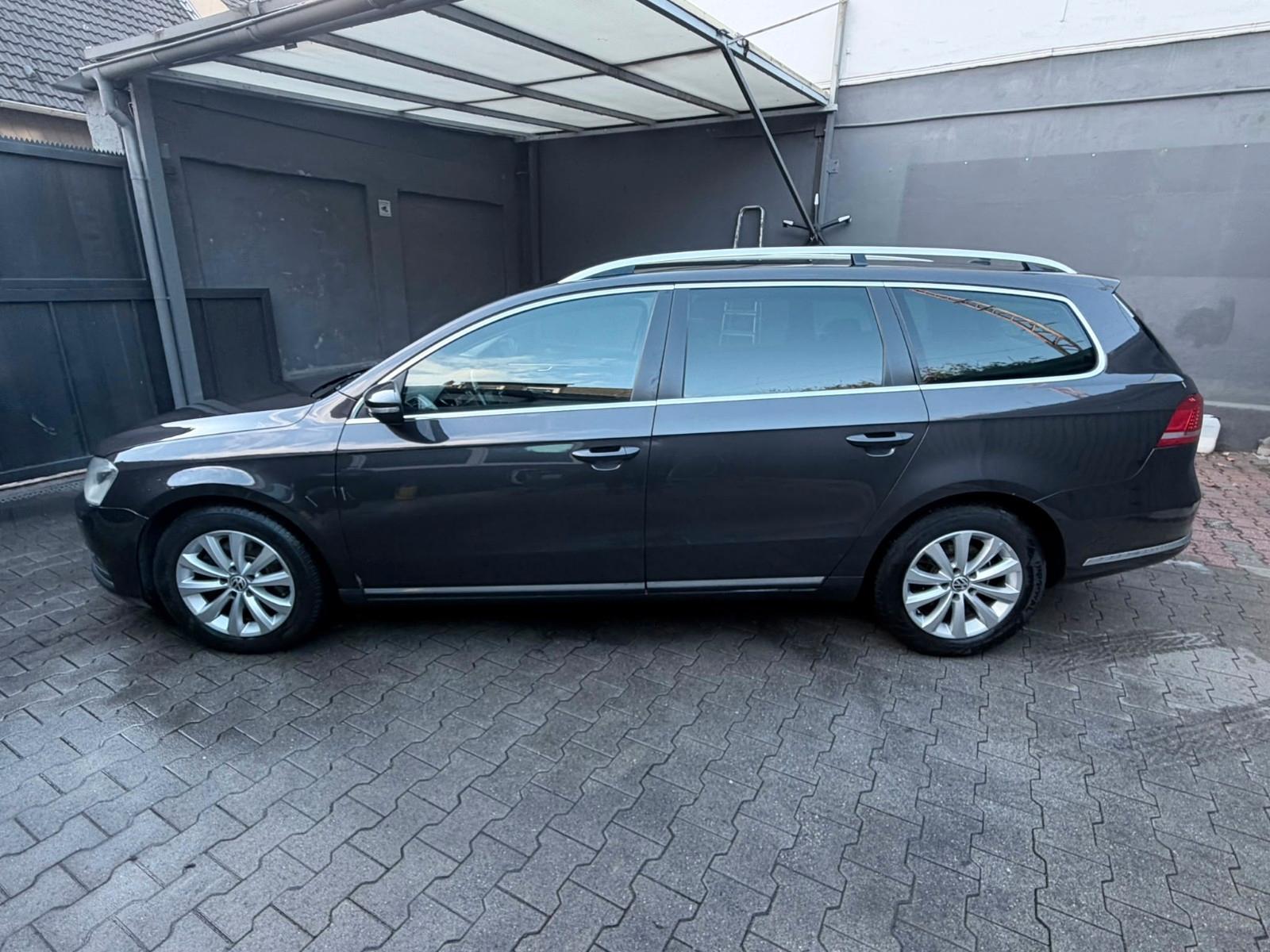 Volkswagen Passat 2011 — rear view