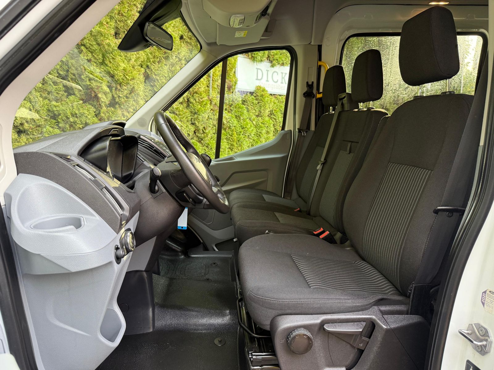 Fahrzeugabbildung Ford Transit 2.0TDCi 350 L3H3 9-Sitz+ROLLSTUHLRAMPE+