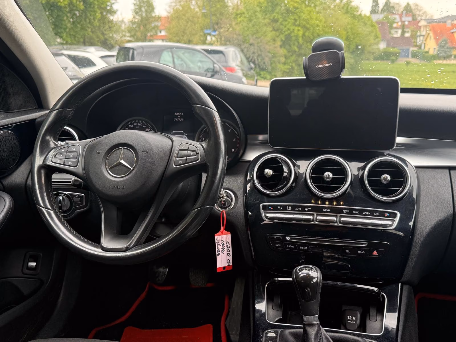 Mercedes-Benz C200 2015 — photo 19