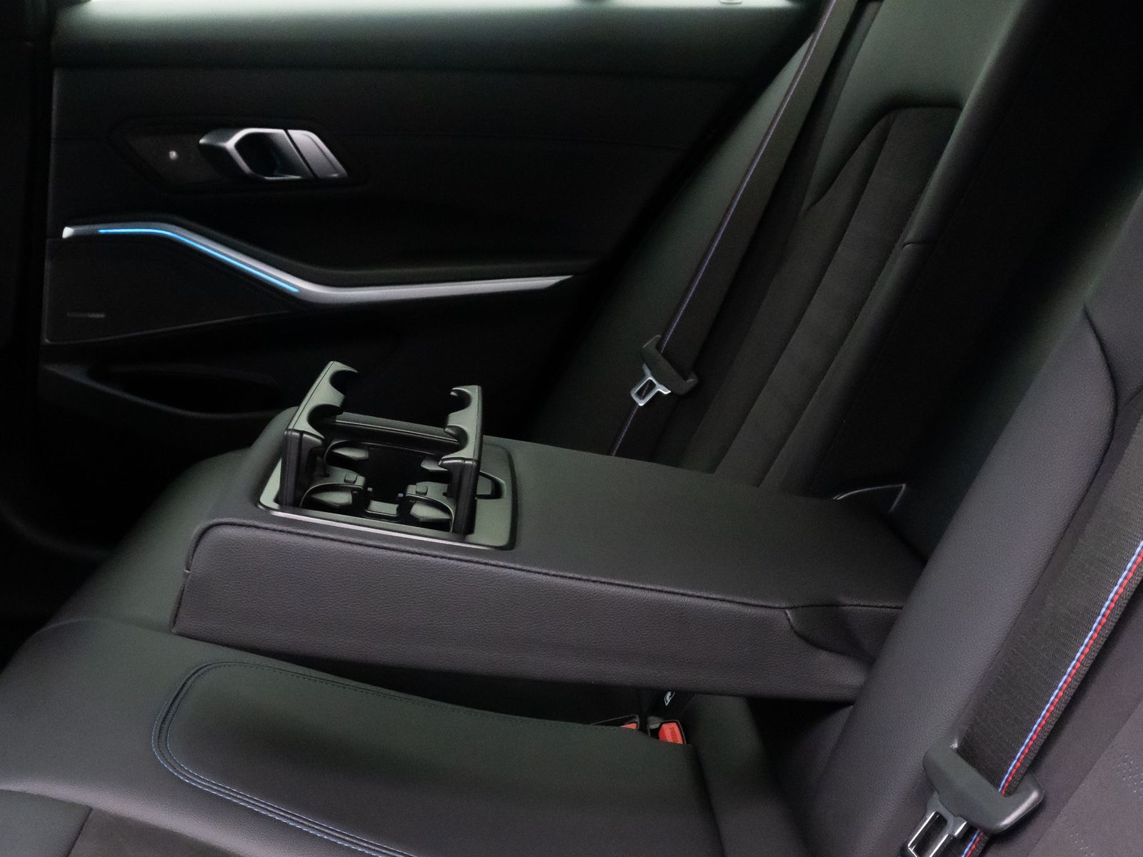 Fahrzeugabbildung BMW 330e M Sport Pro Kamera HUD DAB H/K Komfort 19"