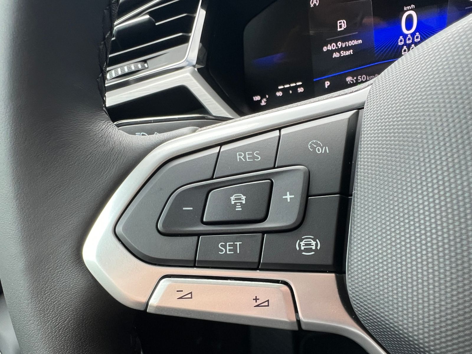 Fahrzeugabbildung Volkswagen Touran Comfortline 1.5 TSI DSG *LED, AHK, 7-Sitz