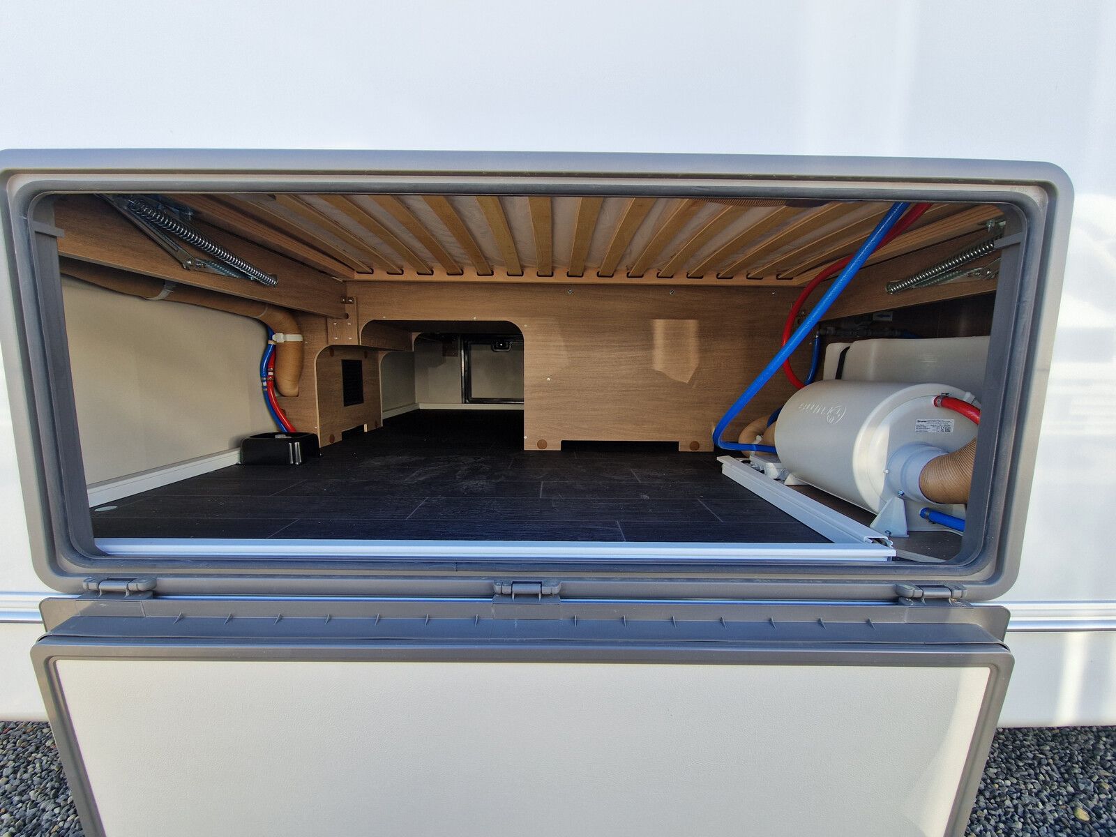 Fahrzeugabbildung Tabbert Senara 550E 2.3 2.000kg, Safety-Pack, Glattbl.