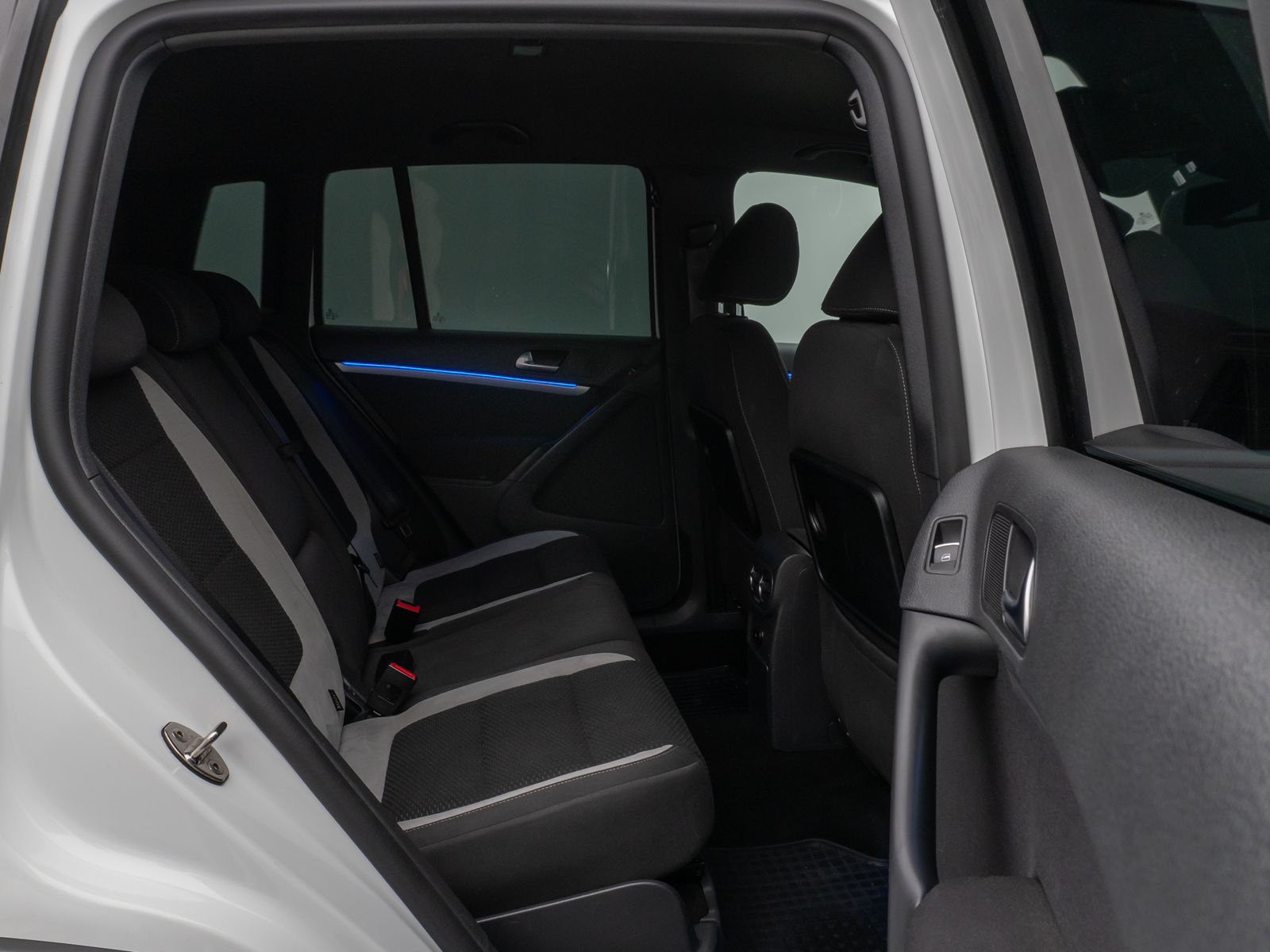 Fahrzeugabbildung Volkswagen Tiguan R-Line Xenon DAB Sitzhzg. AHK 8FACH