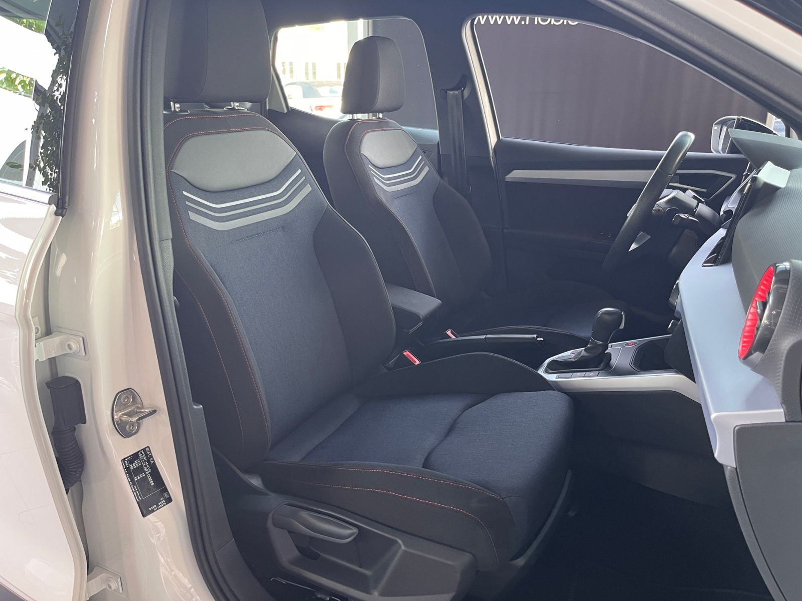 Fahrzeugabbildung SEAT ARONA  1.5 TSI DSG FR ACC LED NAV RFK SHZ 17"