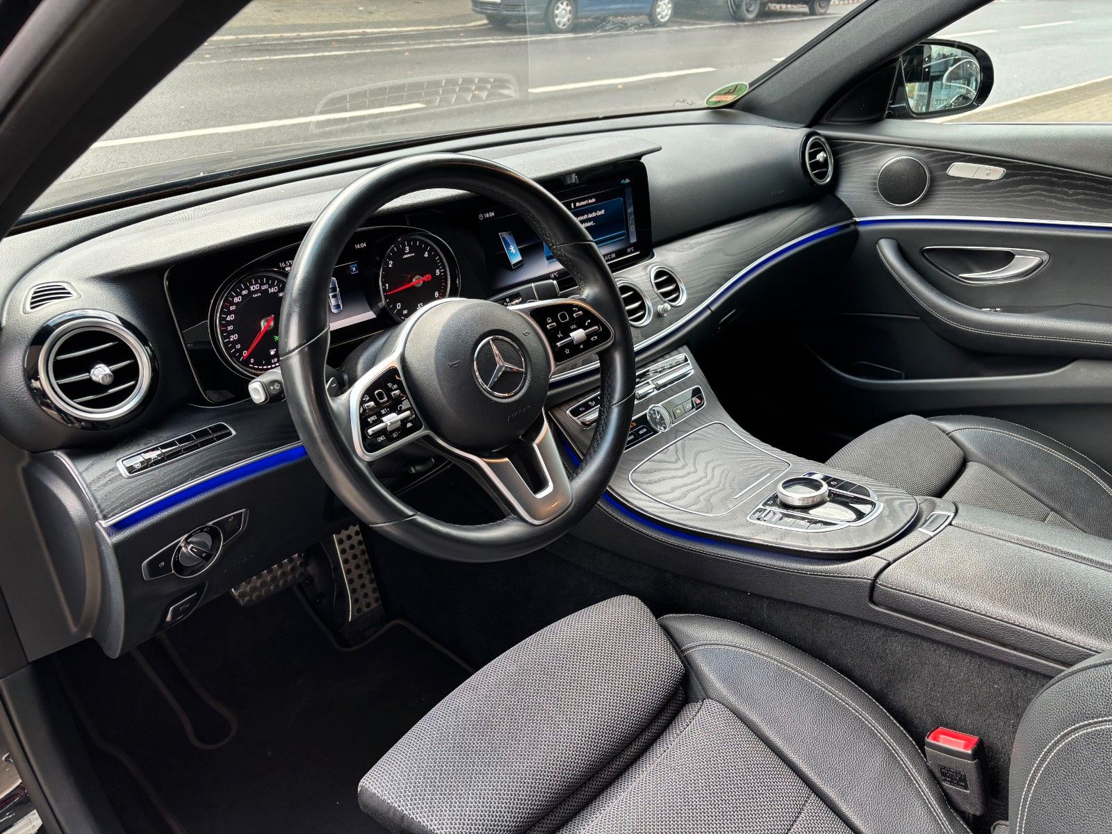 Fahrzeugabbildung Mercedes-Benz E 220d *Ambiente*Kamera*ACC*LED*SHZ