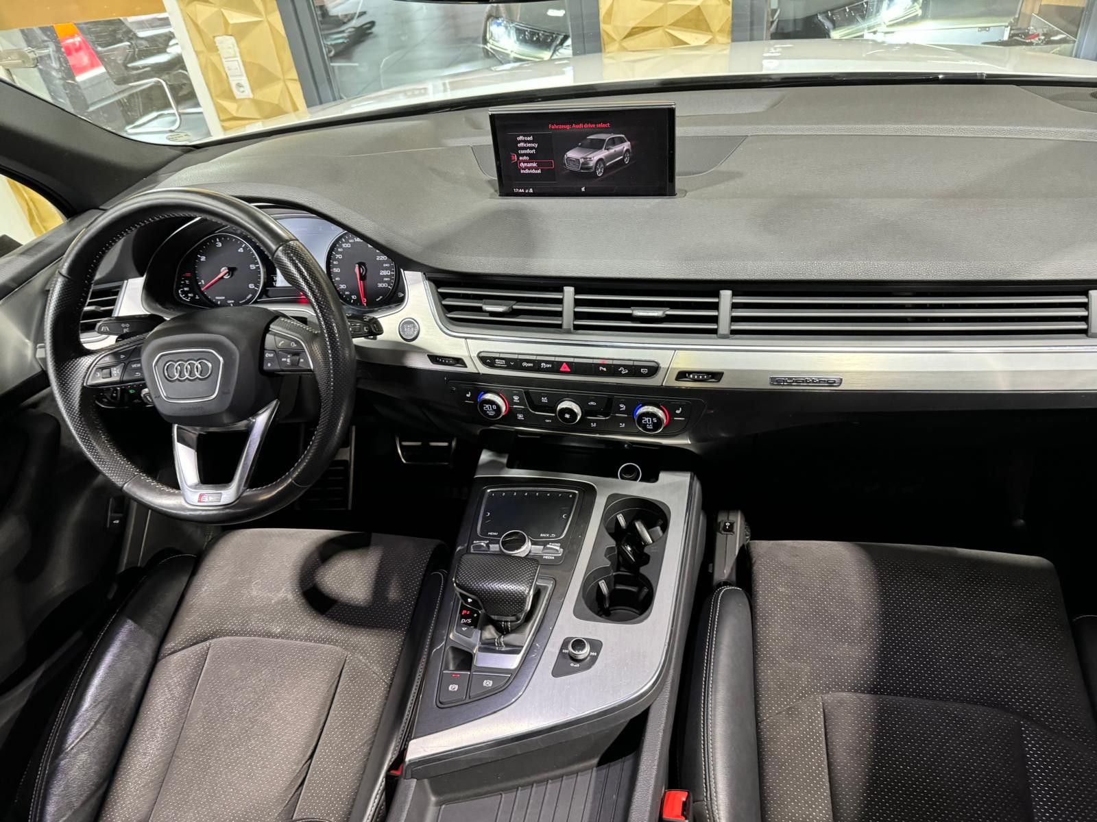 Fahrzeugabbildung Audi Q7 3.0 TDI quattro S-LINE/7-SITZER/23-ZOLL/LED/