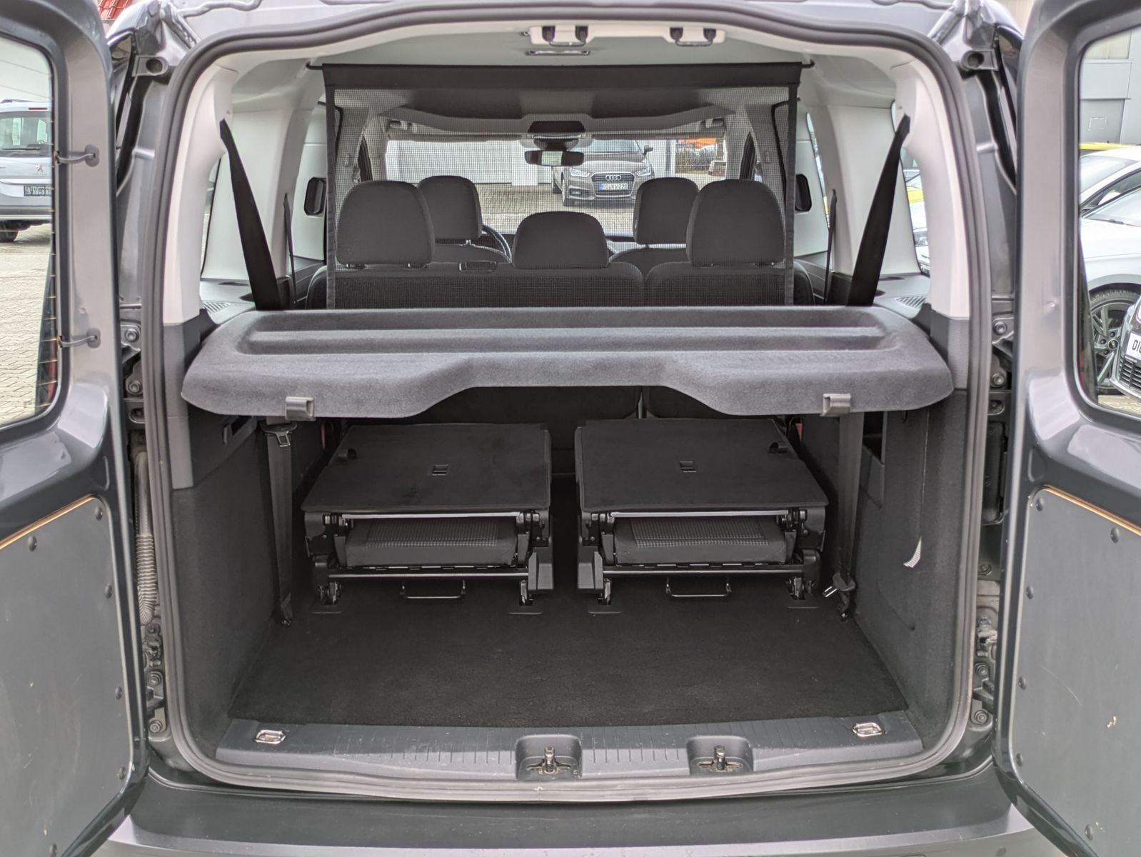 Fahrzeugabbildung Volkswagen Caddy Maxi 2.0 TDI 4M 7-SITZER*AHK*APP*KAMERA