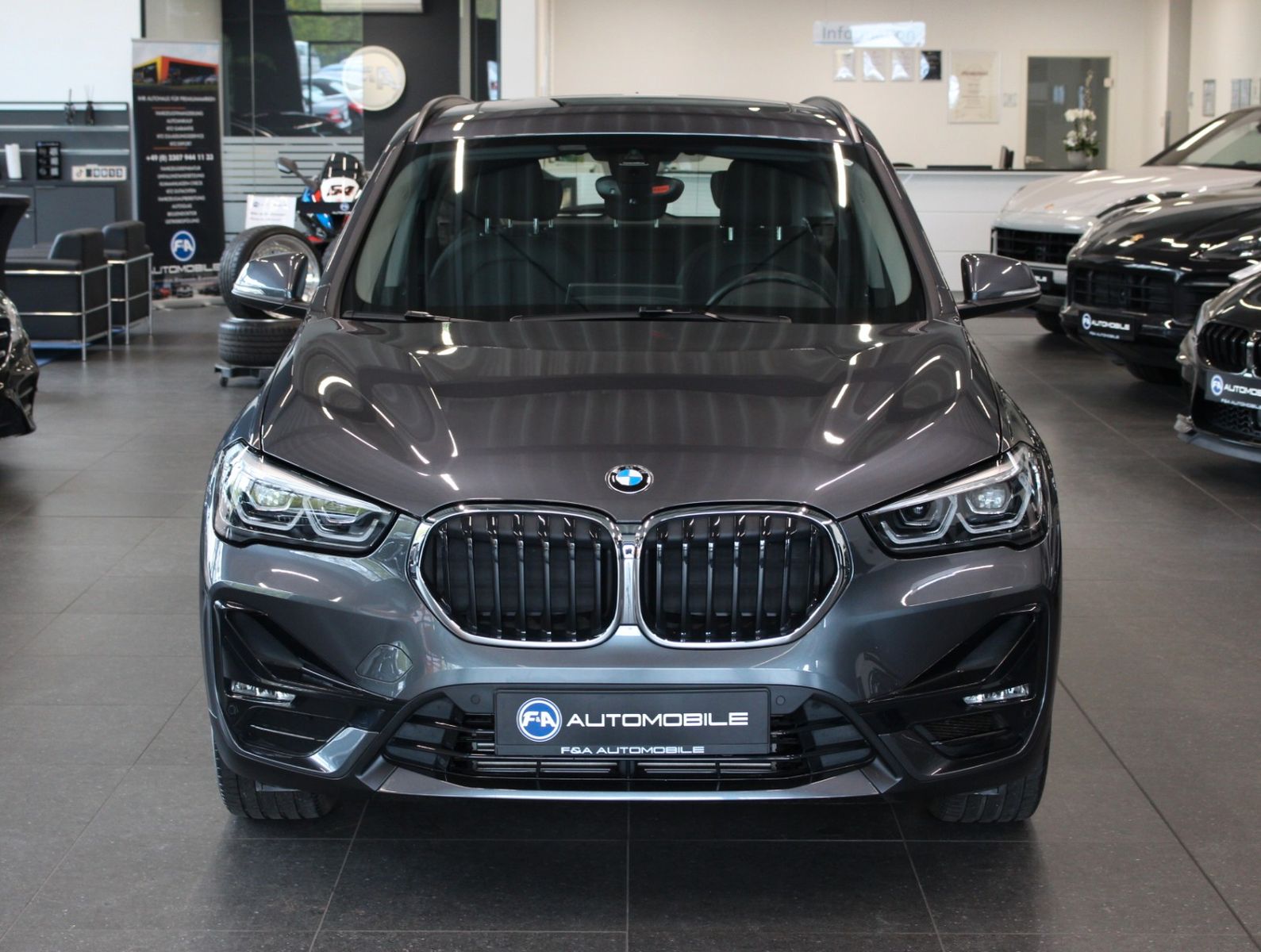 Fahrzeugabbildung BMW X1 xDrive 20 i Sport Line 1. Hand*Pano*HUD*TOP