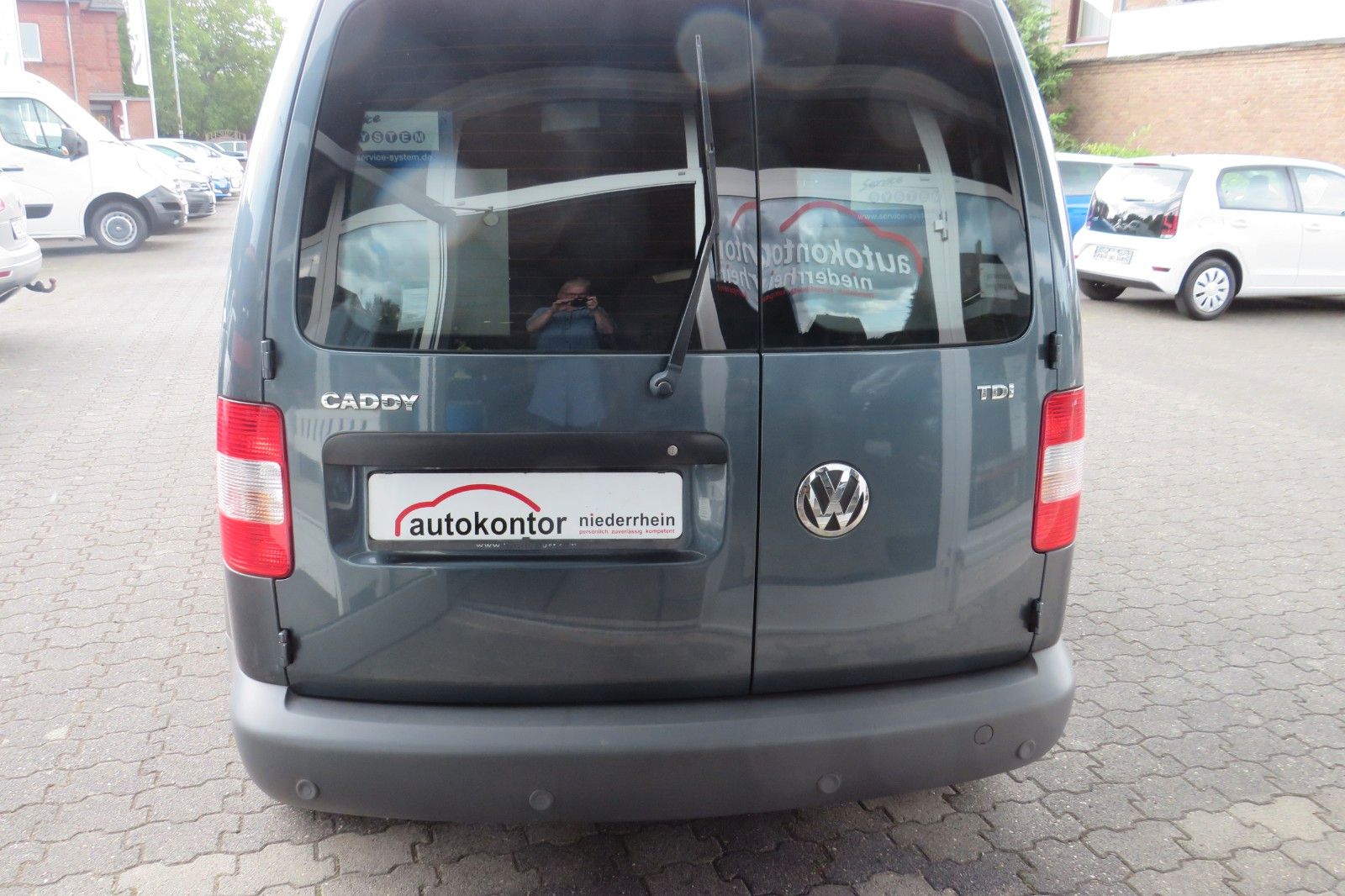Fahrzeugabbildung Volkswagen Caddy Kasten KLIMA PDC WERKSTATTSCHRÄNKE 1.HAND
