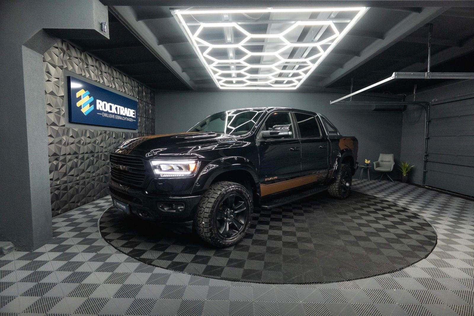 Fahrzeugabbildung Dodge RAM 5.7 V8 HEMI 4x4 Offroad Night-Edition LPG