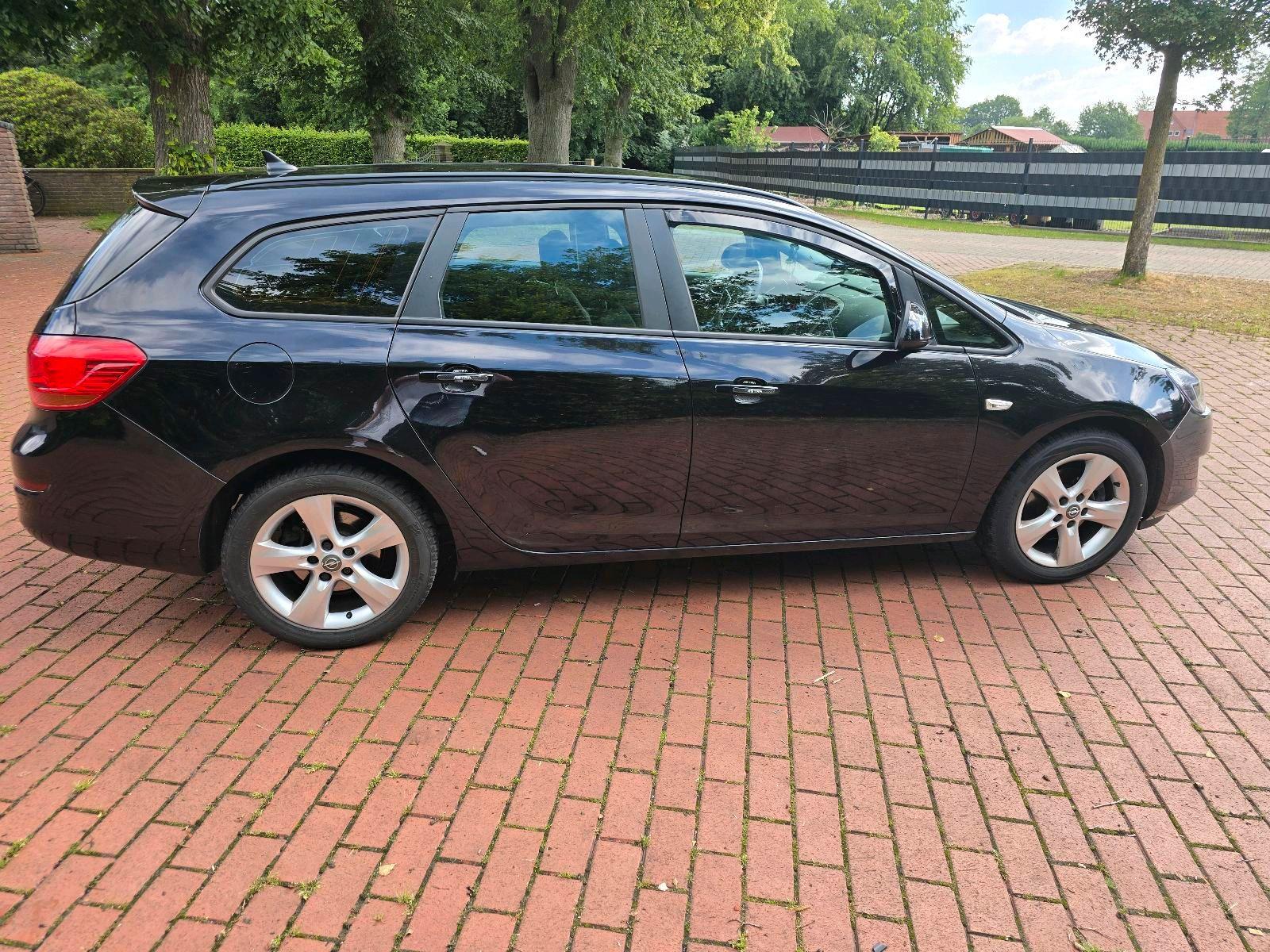 Opel Astra 2011 — вигляд ззаду