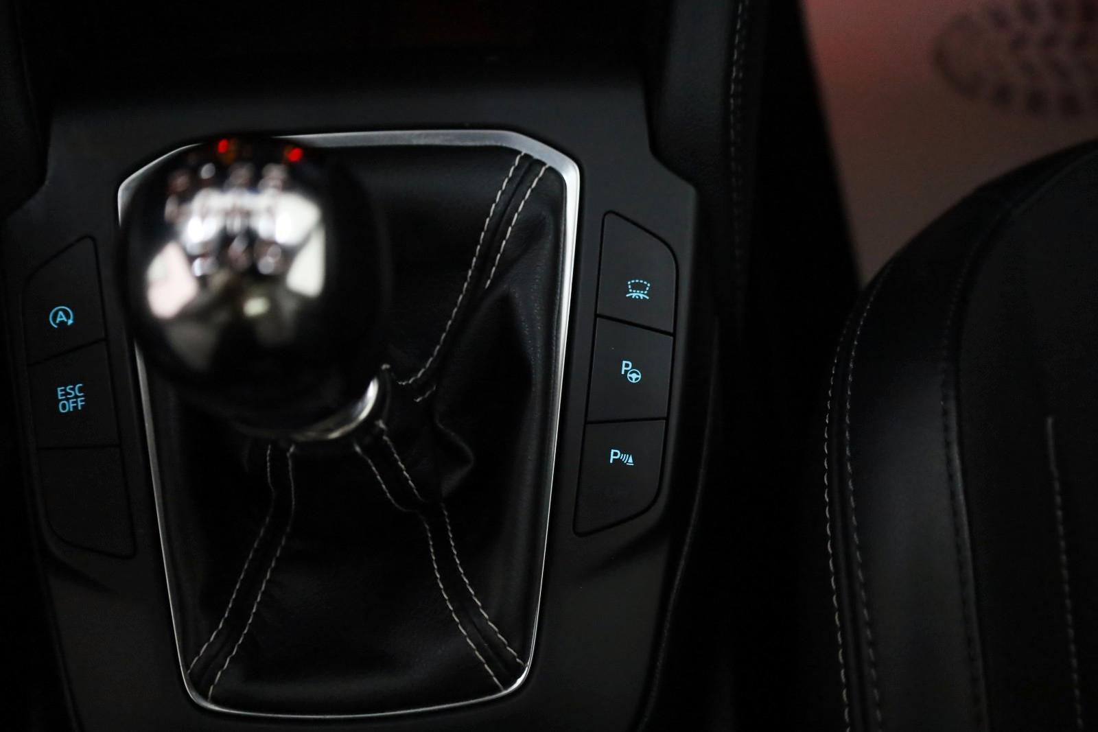 Ford Focus Lim. ST,Navi,SH,HUD,Kamera,ACC,Panorama+WR