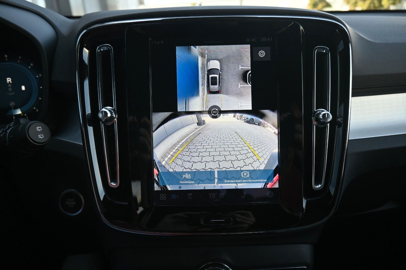 Fahrzeugabbildung Volvo XC40 B3 DKG Plus Dark*FSHZG*360°*ACC