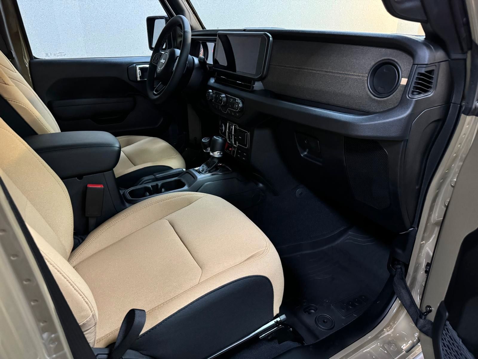 Fahrzeugabbildung Jeep GLADIATOR WILLYS '41 ED. 3.6L-V6 HARDTOP-SOFTTOP