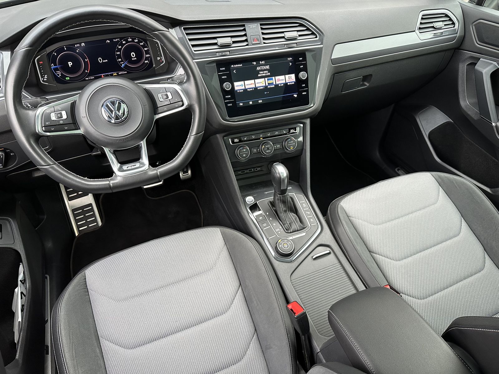 Fahrzeugabbildung Volkswagen Tiguan Allspace 2.0 TDI 4M R-Line NAV+LED+PANO