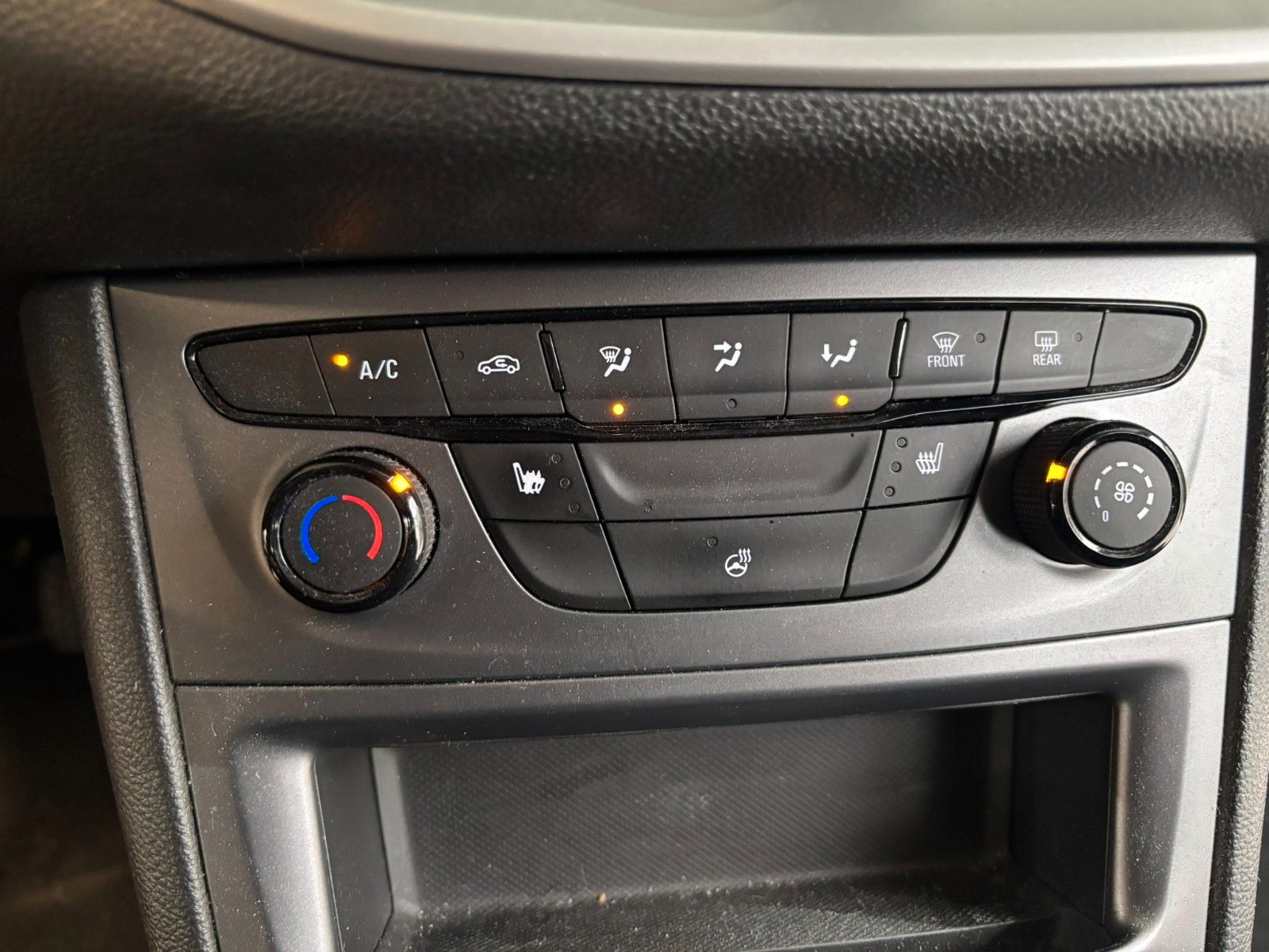 Fahrzeugabbildung Opel Astra K 1.4T 120-JAHRE KAMERA/SHZ/LHZ/ALU/ALLWET