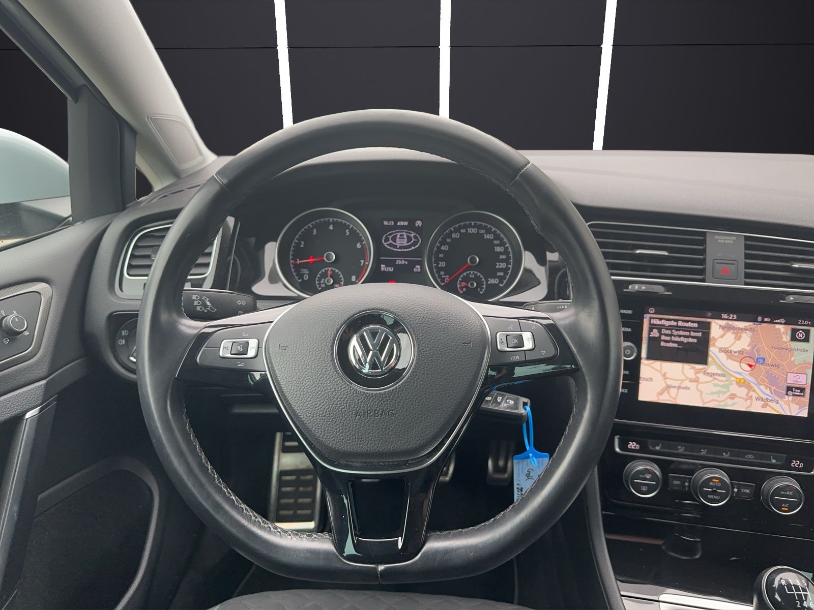 Fahrzeugabbildung Volkswagen Golf VII 1.0 TSI Join 16" AHK SHZ Navi PDC