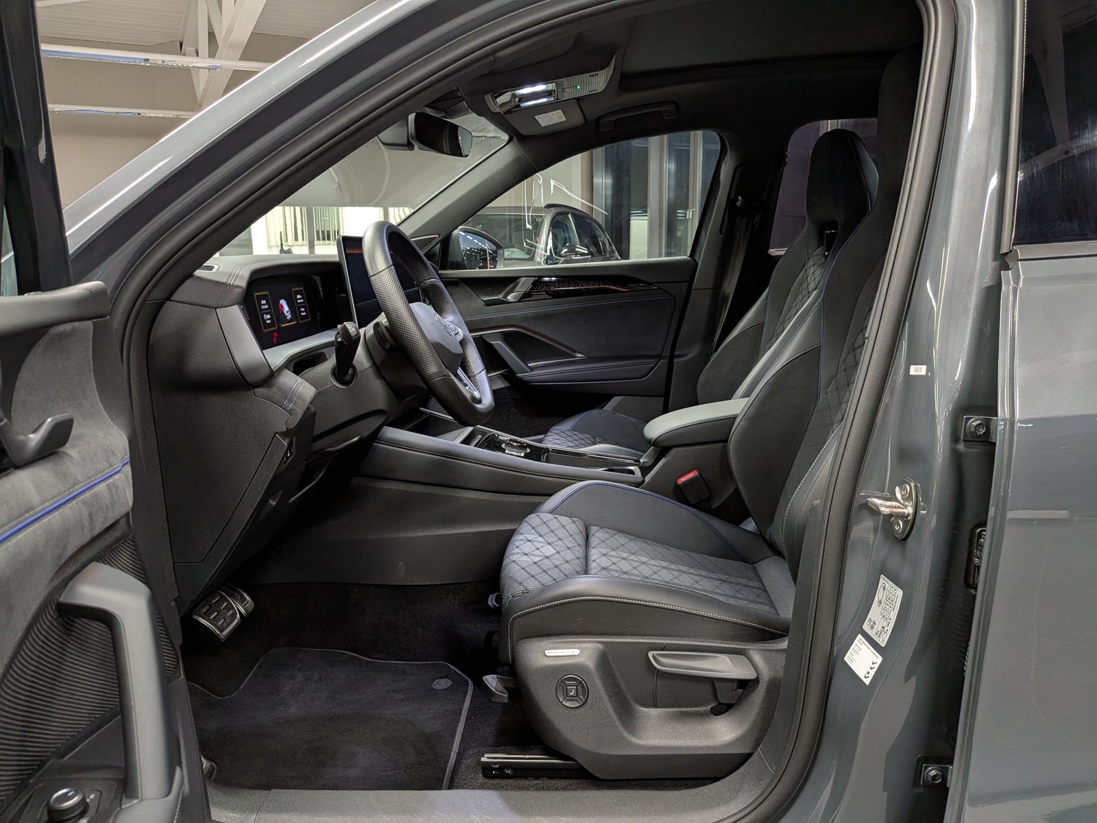 Fahrzeugabbildung Volkswagen Tayron 2.0TDI 4M R-Line Launch Pano Black AHK 20