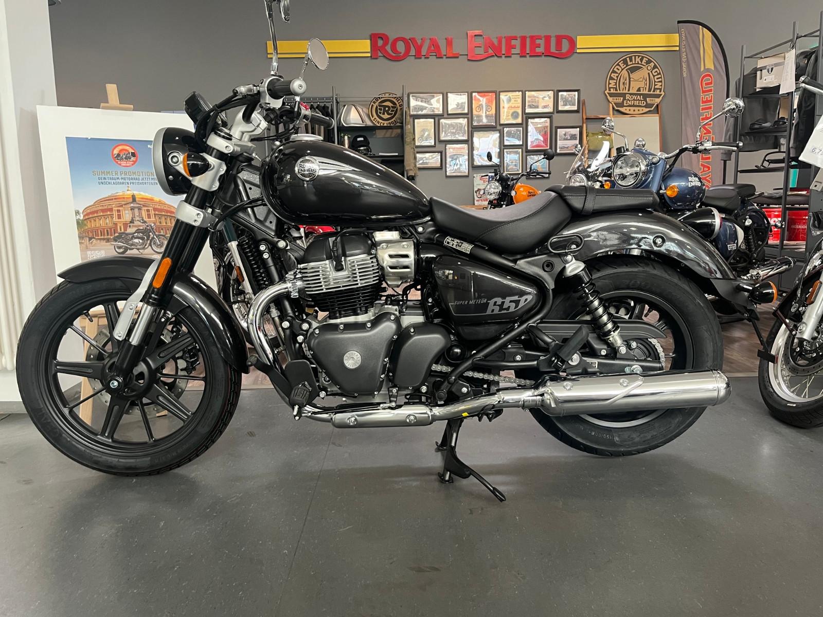 Royal Enfield SuperMeteor650 Astral Black