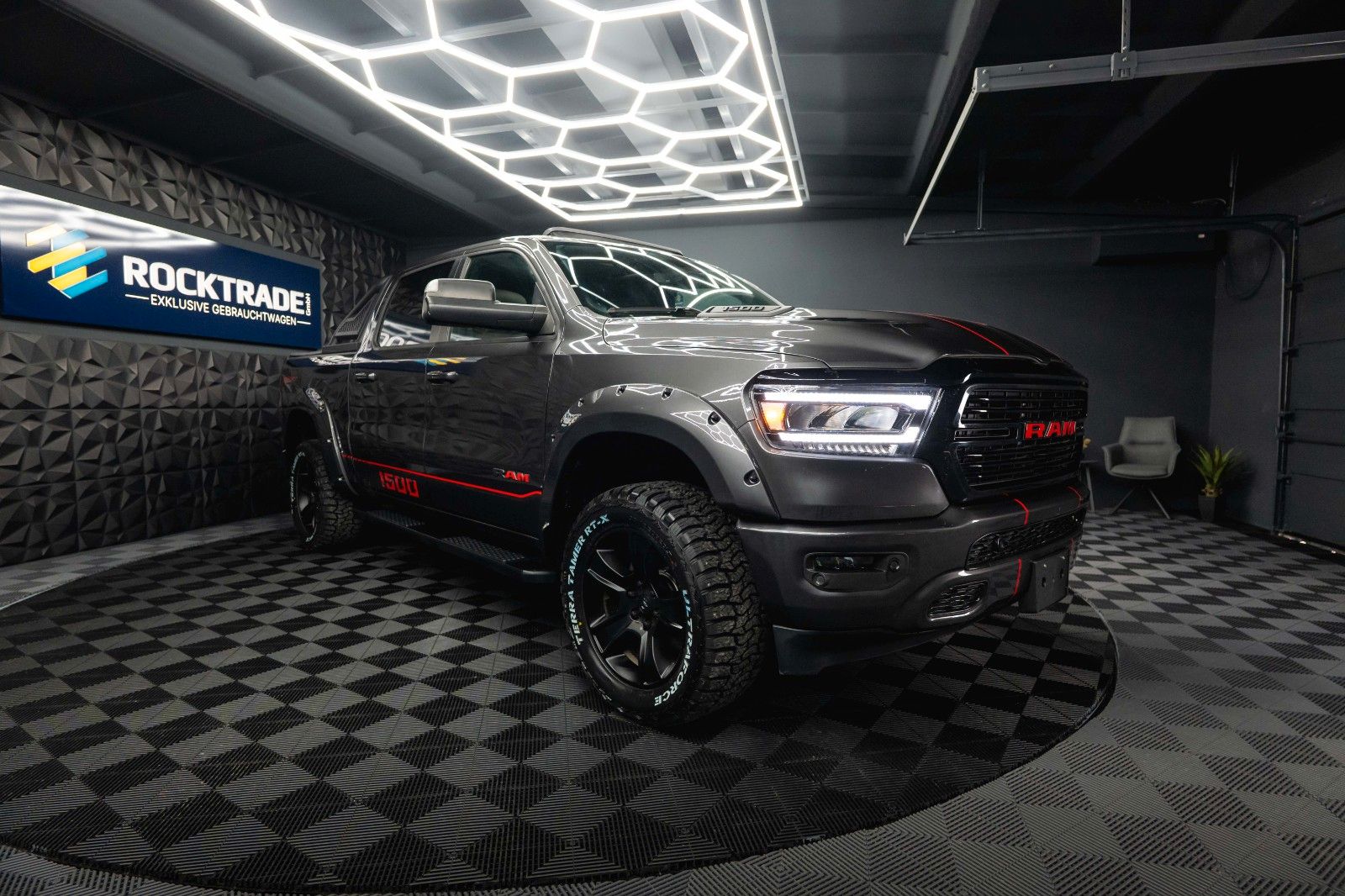 Fahrzeugabbildung Dodge RAM 5.7 V8 HEMI 4x4 OFFROAD Night-Edition *Pano*